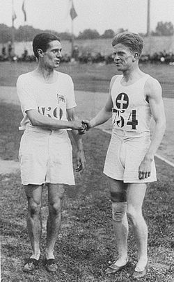 Paul Martin (oikealla) kättelee Pariisin olympialaisten 800 metrin voittajaa Douglas Lowea.