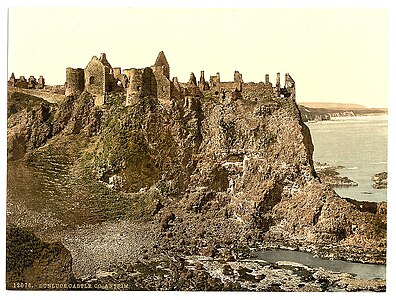 Ruines du château de Dunluce, comté d'Antrim, vers 1900