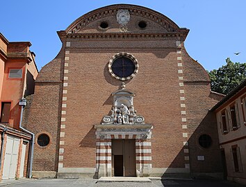 La façade en brique et pierre.