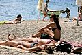 Γυναίκες κάνουν ηλιοθεραπεία σε παραλία της Κροατίας