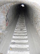 Un escalier avec rampes pour le passage de pièces d'artillerie