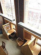 閱覽區與藏書區相鄰，前者位於後者的外圍，並採挑高設計，因此由藏書區內的夾層可俯視閱覽區內的閱覽桌