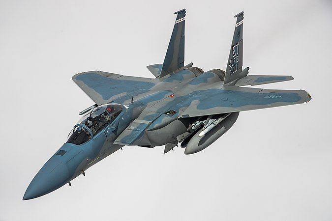 一部隸屬於第40飛行試驗中隊的F-15EX鷹式戰鬥機二型編隊在美國北加利福尼亞州上空進行空中加油作業。攝於2021年5月17日。