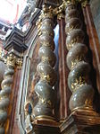 Columnas salomónicas con enredaderas doradas en un altar lateral en la iglesia jesuita de San Estanislao en Poznań, Polonia, 1671-1701