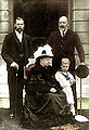 Victoria mit ihren Nachfolgern: Georg V., Eduard VII., Eduard VIII. (1898)