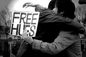 English: Photo of two people hugging on free h...