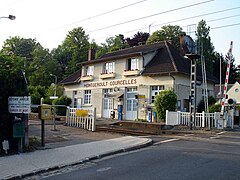 La gare et le passage à niveau.