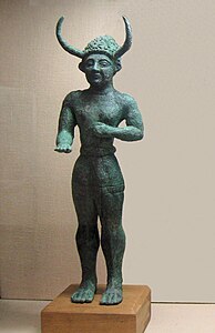Estatua de bronce del siglo XII a. C. de una divinidad con cuernos.
