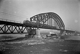 Une rame quadruple franchit le nouveau pont sur le Rhin près d'Arnhem (1953).