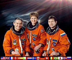 Retkikunta 5:n miehistön kuva Retkikunnan 4 virallinen valokuva. (vasemmalta oikealle) : Korzun, Whitson ja Treštšov