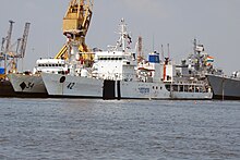 <small> <i> (aŭgusto 2010) </i> </small> hinda Coast Guard Ships Vijaya (34) kaj Samar (42).jpg
