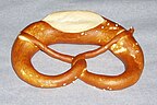 Laugenbrezel, 请注意被划上一刀的盐味卷饼