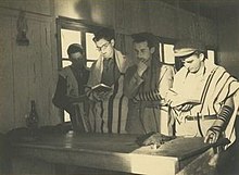 חברי קבוצת רודגס בעת תפילת שחרית, שנות השלושים