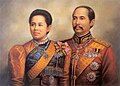 สิงหาคม พ.ศ. 2556 สมเด็จพระศรีพัชรินทราบรมราชินีนาถ พระบรมราชชนนีพันปีหลวงและพระบาทสมเด็จพระจุลจอมเกล้าเจ้าอยู่หัว