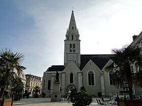L'église Saint-Thomas et la place Henri IV.