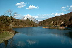 Monte Amariana od jezera Lago di Verzègnis