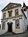 Prächtig dekorierte Hauptfassade der Kirche St. Luzius