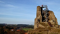 Ocelová konstrukce rozhledny u střepu severní věže hradu Lichnice, pod ní Podhradí, část města Třemošnice v krajinné oblasti Železných hor