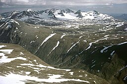 Luohttoláhko sedd från Ritatjåkko (förgrunden). Pårtemassivet i bakgrunden. Dalgången är Sarvesvágge