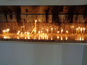 Ranije su se svijeće palile u crkvi, ali zbog uništenja fresaka od čađi koje proizvode parafinske svijeće, crkve sve više izmještaju paljenje svijeća u posebne, vancrkvene prostorije