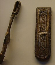 Artefacts germaniques (lombards) en fer (déformés par la rouille) damasquinés avec or et argent, Ve – VIIe siècles.