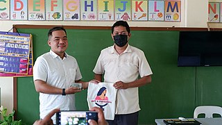 Napoleon Arcilla III, School Head of Bislig Elem. School receives the Kiwix Device