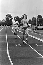 Nachdem sie über 800 Meter im Halbfinale ausgeschieden war, belegte Elly van Hulst Rang acht