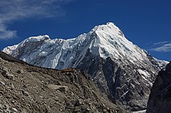 Nepal Peak (vpravo) a Kirat Čuli (vlevo)