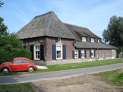 Traditionele boerderij met rieten dak