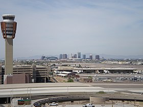 Vue de l'aéroport avec le centre-ville de Phoenix en arrière-plan.