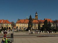 Widok na wieżę Kościoła WNMP z wodzisławskiego rynku