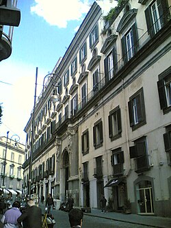 A Palazzo Calabritto portálja