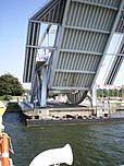 Détail de Pegasus Bridge sur le Canal de Caen à la mer, ouvert lors d'un passage du Boëdic.