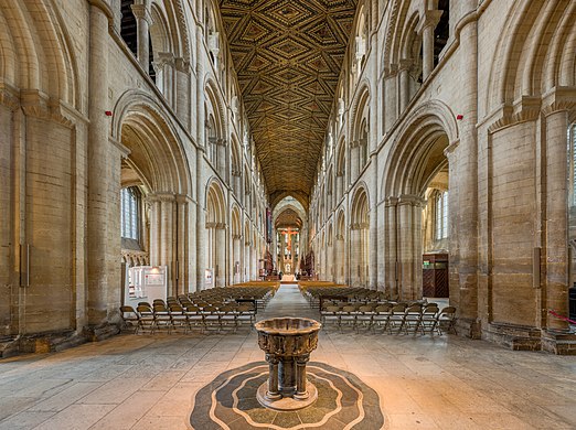 A nave da Catedral de Peterborough está dividida em três estágios que suportam um raro teto de madeira com a decoração original.