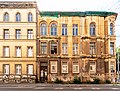 Mietshaus in geschlossener Bebauung und in Ecklage, mit Vorgarten an der Emil-Fuchs-Straße