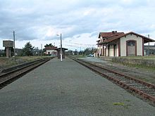 La gare en 2005 après sa rénovation. En 2011 il ne reste qu'un tronçon de la voie central qui se termine sur un butoir. La voie emprunté par les TER est l'ancienne voie de croisement située à gauche