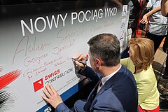 Składanie podpisów na pociągu