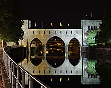 Pont des trous (Ponto de truoj) nokte. Ĝi estas ikona ponto el la 13-a jarcento