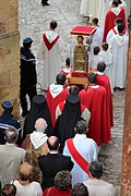 Procesión del día de Santa Fe en Conques el 6 de octubre de 2013
