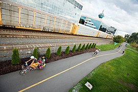 Un longtail transportant des enfants et des bagages sur une voie verte de Seattle.