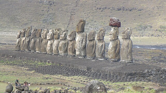 File:Rapanui_-_moai_Tonariki.jpg