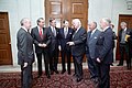 Dans la salle d'attente du Capitol, pour l'investiture de Ronald Reagan en 1985, Wendell H. Ford est le 1er à partir de la gauche.