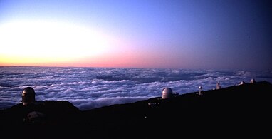 天文台日落一景，可见到以下望远镜（从左到右）：北欧光学望远镜（英语：Nordic Optical Telescope）、威廉·赫歇耳望远镜、荷兰开放式望远镜、瑞典太阳望远镜、麦卡托望远镜（英语：Mercator Telescope）和艾萨克·牛顿望远镜