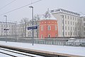 S-Bahn-Haltestelle Olbrichtstraße/SVZ mit Rückseite der einstigen Kaserne Möckern samt Wasserturm