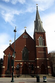 Католическая церковь Святого Петра (Шарлотл, Северная Каролина) - вид с другой стороны улицы С. Трайон. JPG