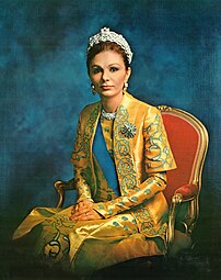 La shahbānou Farah Pahlavi, impératrice d'Iran de 1967 à 1979. (définition réelle 5 773 × 7 290)