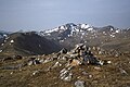 Der Gipfelcairn des Mullach na Dheiragain, im Hintergrund der südlich benachbarte Sgùrr nan Ceathreamhnan