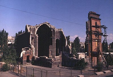 Руїни церкви після землетрусу 1988 року