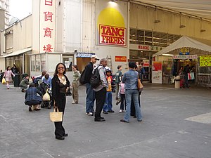 中国(華僑)系ラオス人兄弟が経営するスーパーマーケットTang Frères。創業は1981年、Avenue d'Ivryにて。