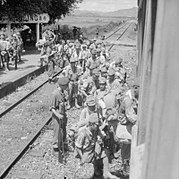 投降的日军队伍在英军押解下于粉岭火车站登上火车